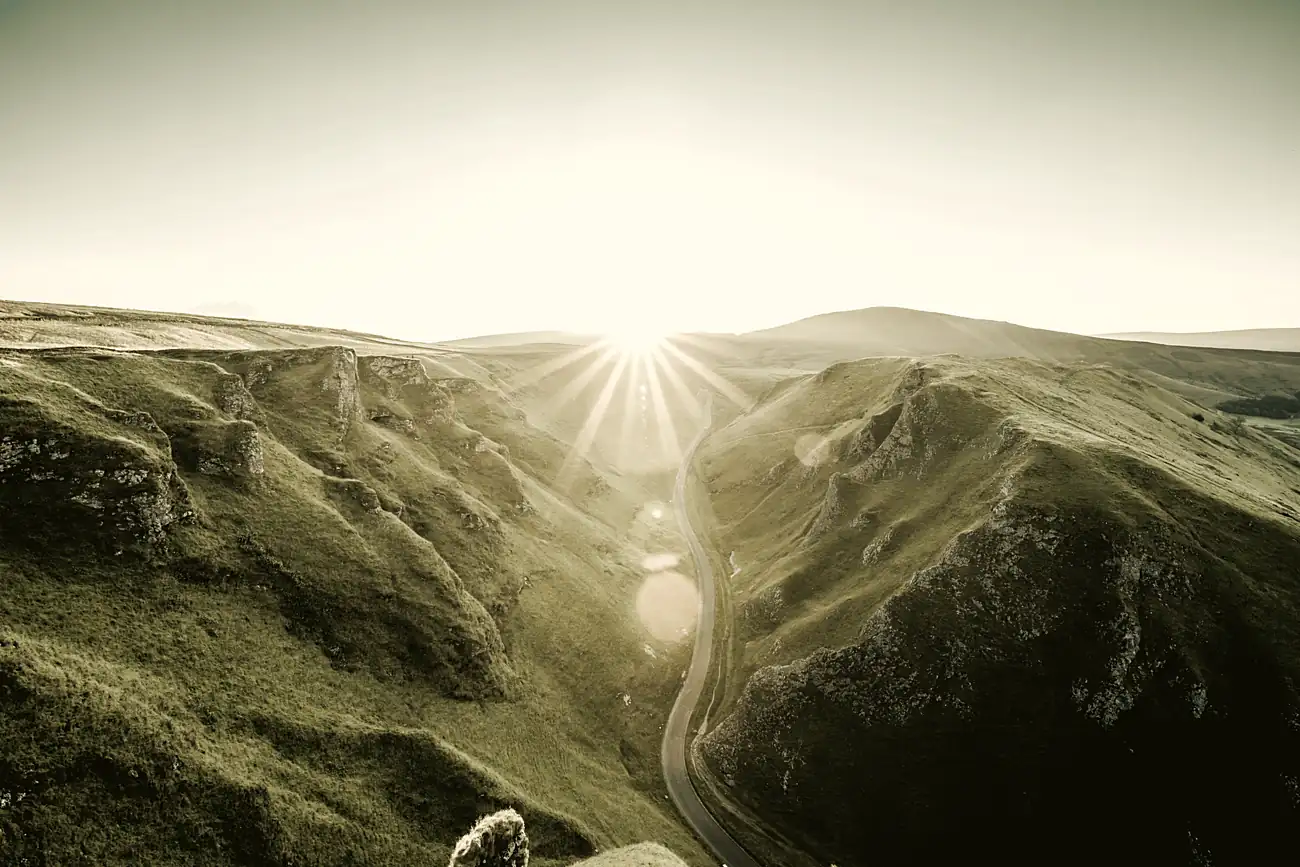 Weite Landschaft im Gegenlicht, offener Horizont